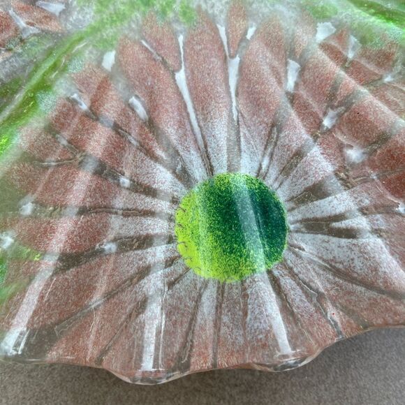 Gorgeous green glass pleated flat vase with pink petals flowers & dragonfly,12in - Picture 4 of 6